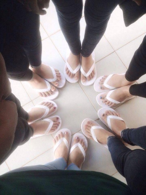 Trào lưu mới: Sau đồng phục lớp, đến lượt... dép lớp, giày lớp lên ngôi!